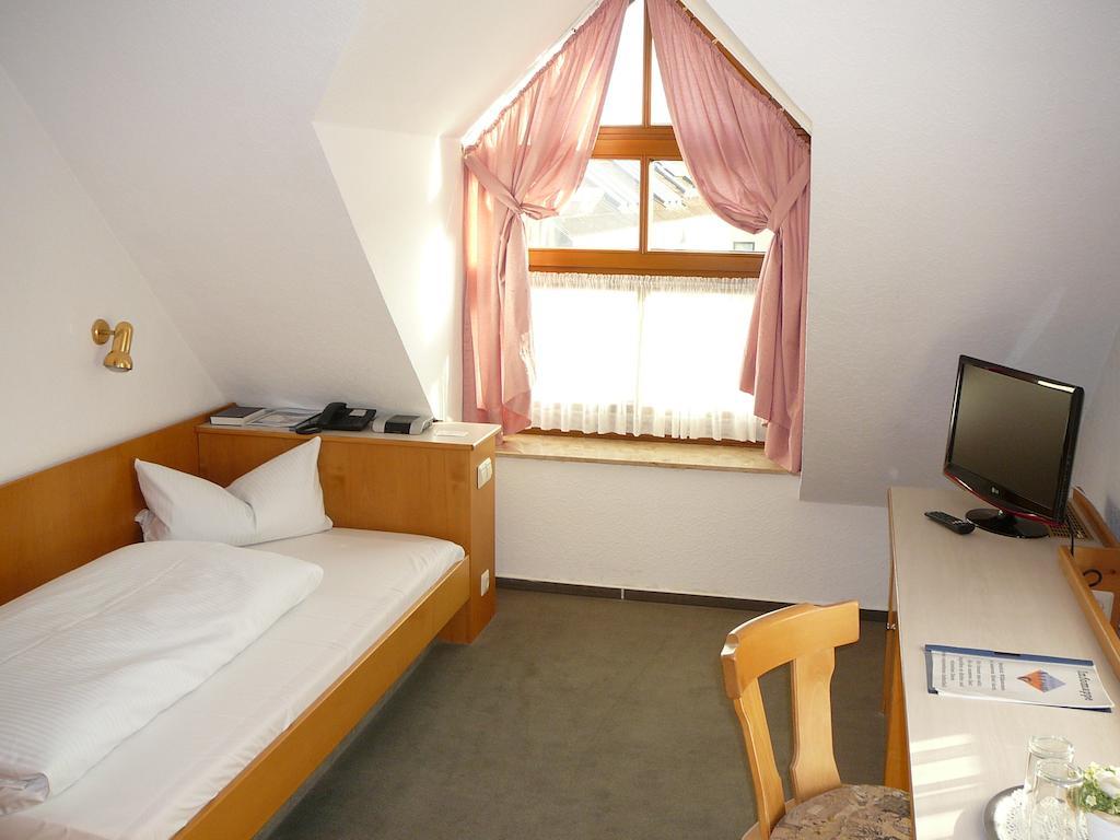 Hotel Garni Schmid Neu-Ulm Zimmer foto